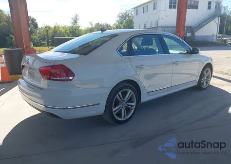 2015 Volkswagen Passat 1.8T Se z USA, uszkodzony, nr VIN 1VWBS7A31FC075556